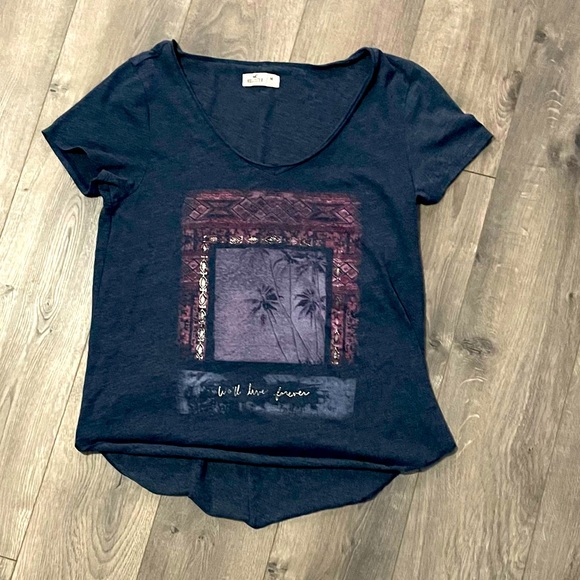 Hollister lightweight short sleeve t-shirt. In good condition. - Picture 2 of 5